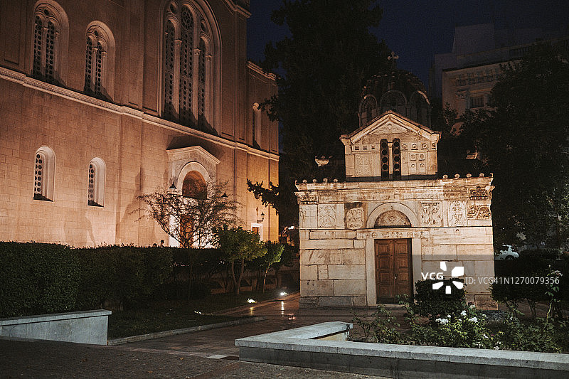 夜晚的米克里·米特罗波利图片素材