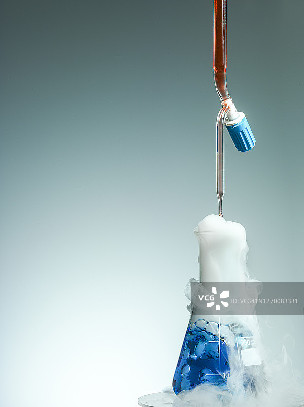 冒烟的烧杯图片素材