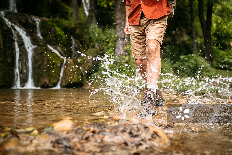 徒步穿越山间溪流图片素材