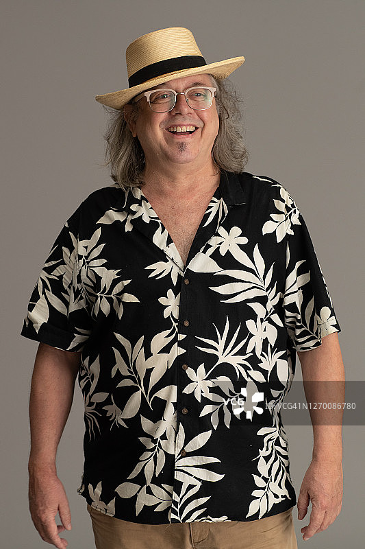 一位60多岁的男人笑着看向镜头图片素材