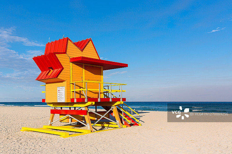 美国迈阿密海滩橙色救生员瞭望塔图片素材