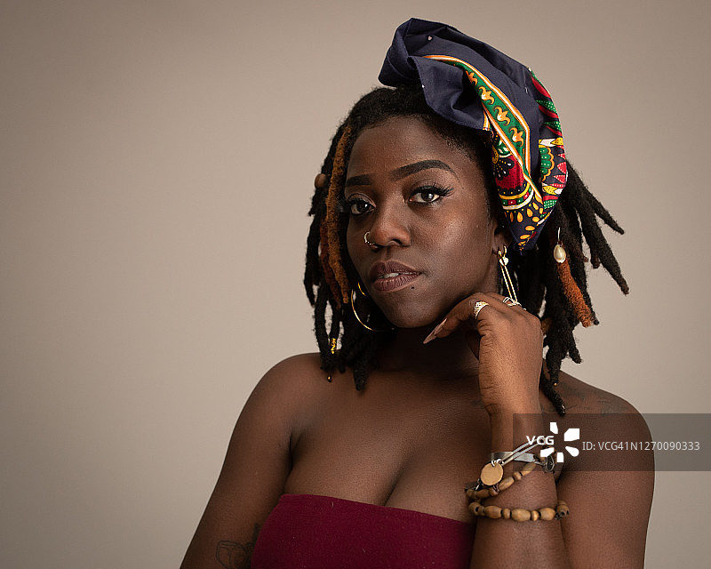 非裔美国女士的严肃肖像，发型为Locs，戴着头巾图片素材