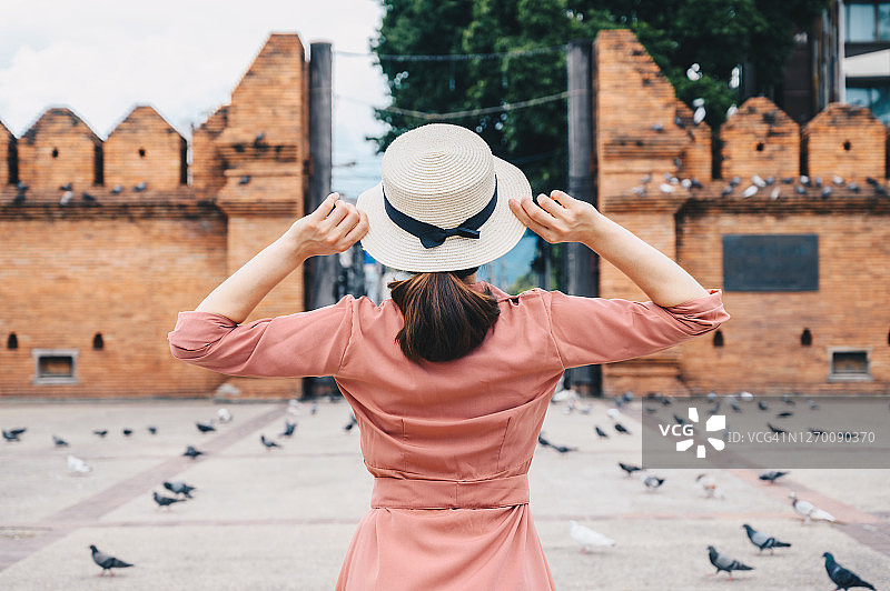 女游客参观塔佩门的背影，塔佩门是清迈旅游的中心，也是最著名的地标之一。图片素材