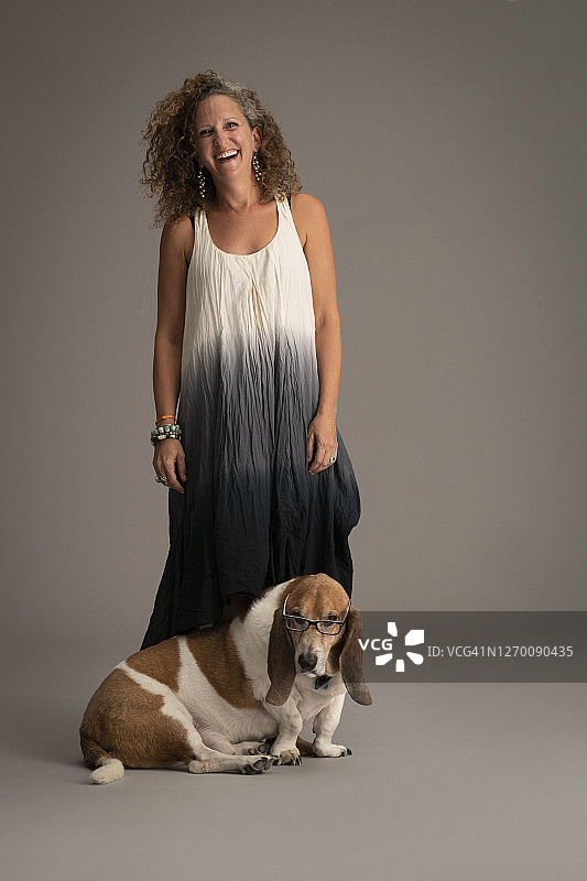 戴着女人眼镜的狗让女人开怀大笑图片素材