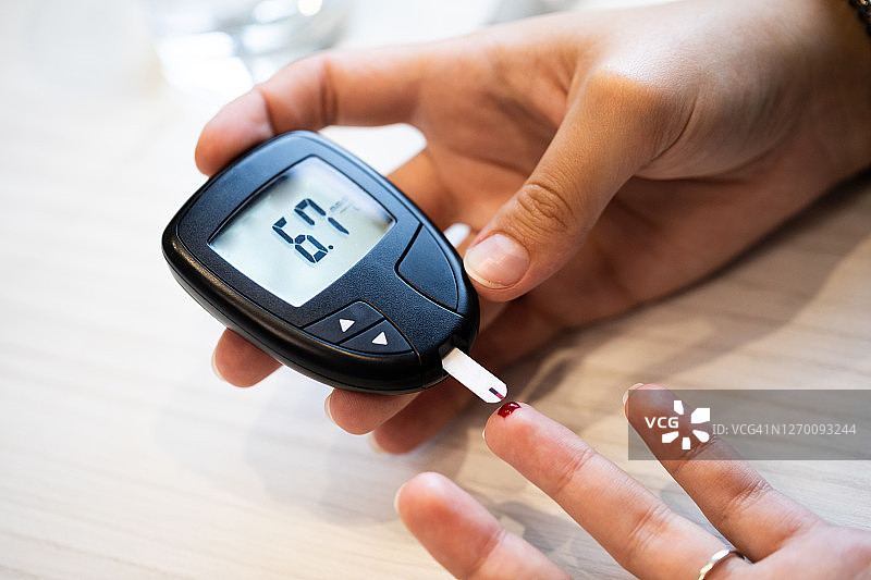 测量血糖水平图片素材