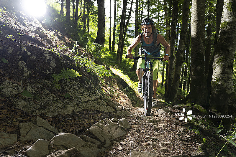 在野外小路上骑山地车图片素材