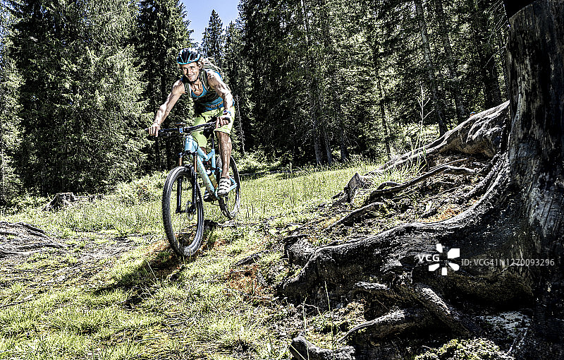 山地自行车手在小路上骑行图片素材