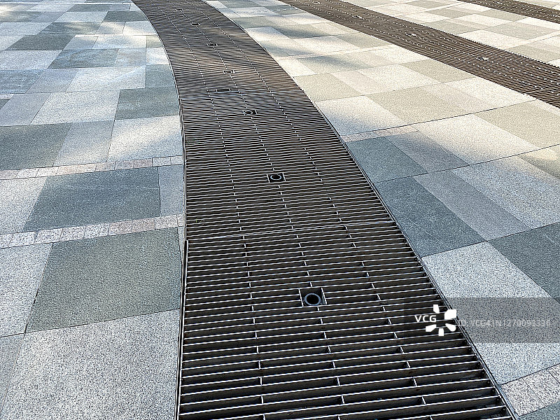 带有金属盖的部分瓷砖地面图片素材