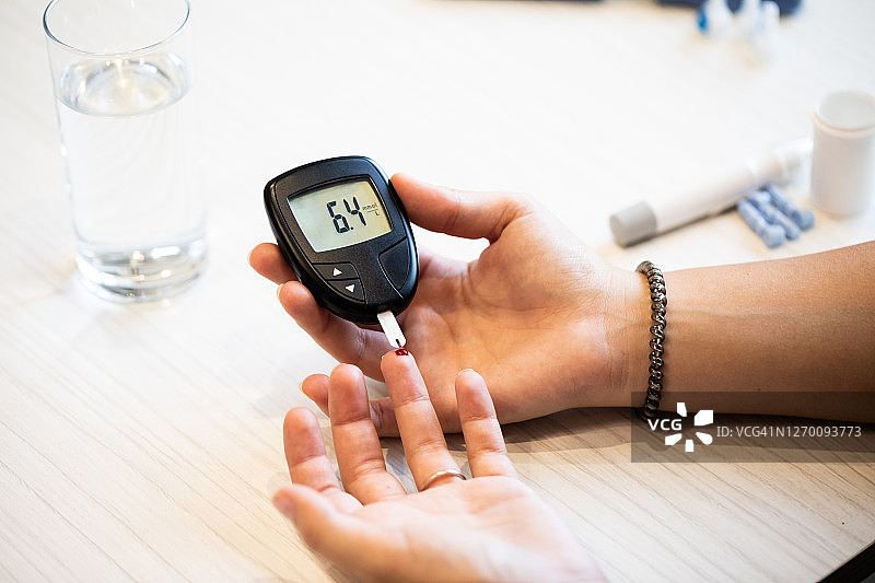 测量血糖水平图片素材