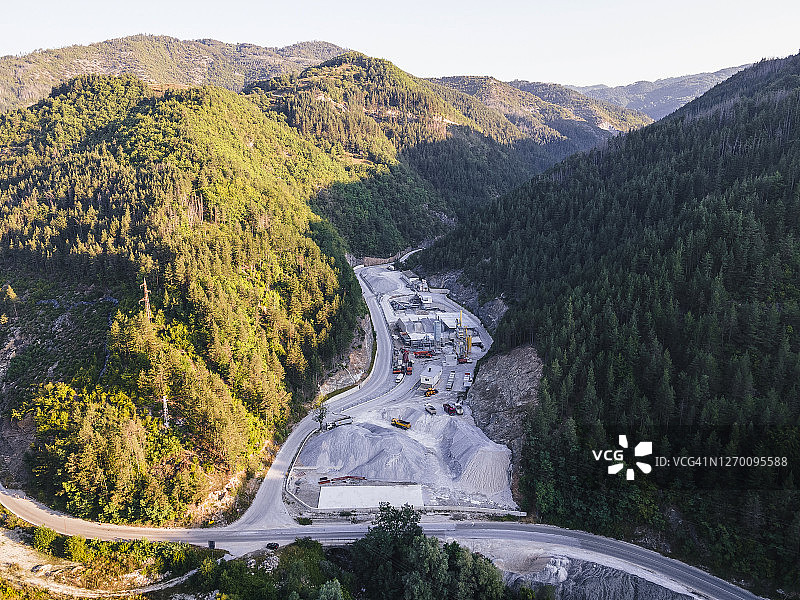 山区新建高速公路航拍：全球商业、建筑、运输和工业图片素材