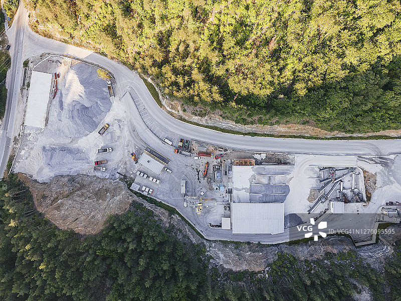 山区新建高速公路航拍：全球商业、建筑、运输和工业图片素材