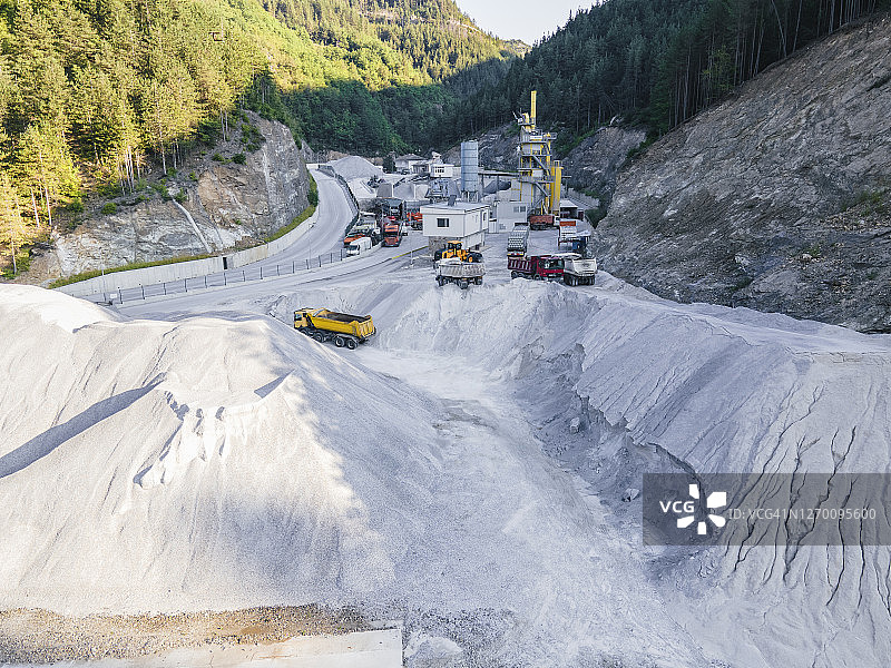 山区新建高速公路航拍：全球商业、建筑、运输和工业图片素材