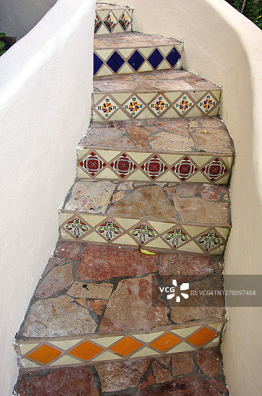 铺有石材和瓷砖的弧形混凝土台阶图片素材