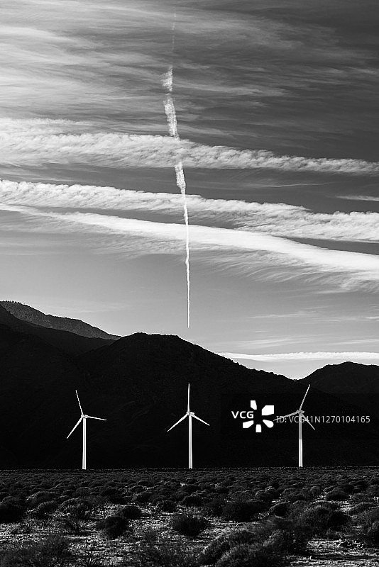 棕榈泉的涡轮机和喷气飞机尾迹图片素材