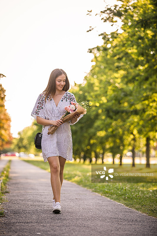 在自然公园里散步图片素材