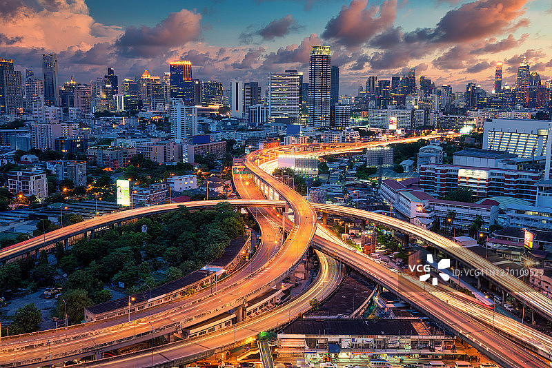 曼谷夜间美丽的公路立交桥交通鸟瞰图，泰国图片素材