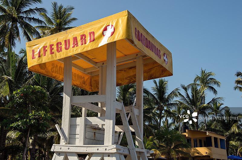 墨西哥纳亚里特州萨尤利塔海滩上的木制救生椅图片素材