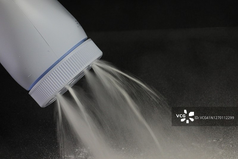 正在涂抹的婴儿爽身粉图片素材