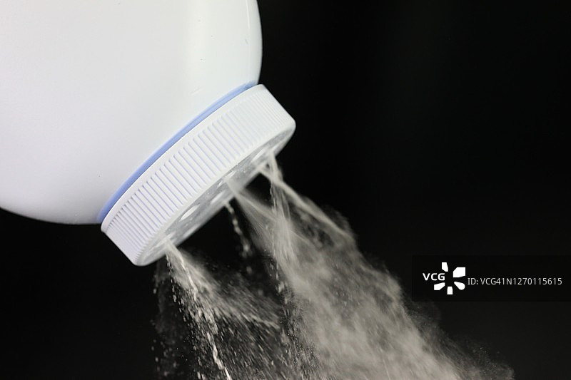 正在涂抹的滑石粉图片素材