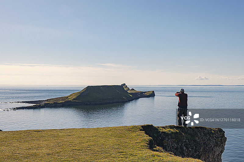 老年男人拍摄罗西里湾的蠕虫头图片素材