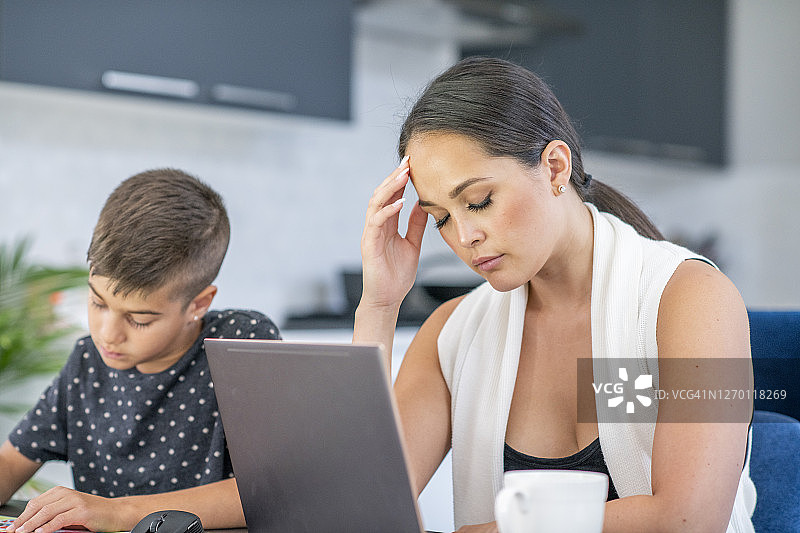 母亲试图应对在家带孩子的工作压力图片素材