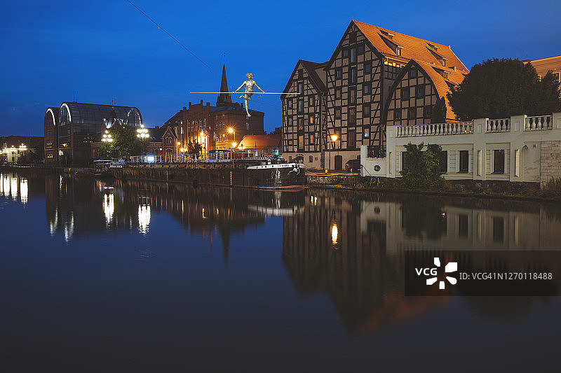 夜幕下的波兰比得哥什建筑图片素材