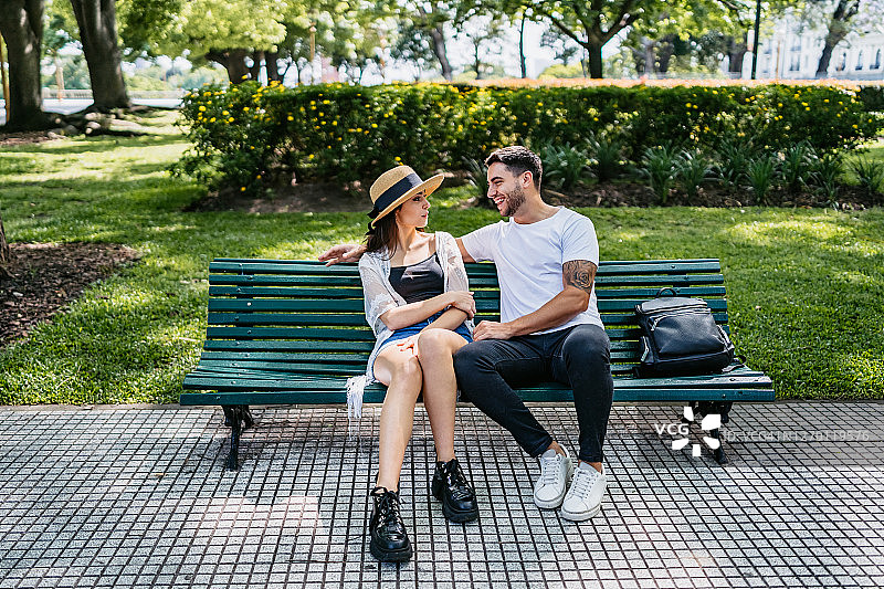 公园里约会的夫妇图片素材