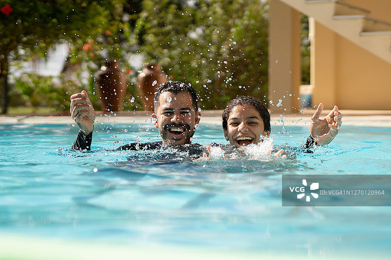 父女在泳池里玩耍图片素材