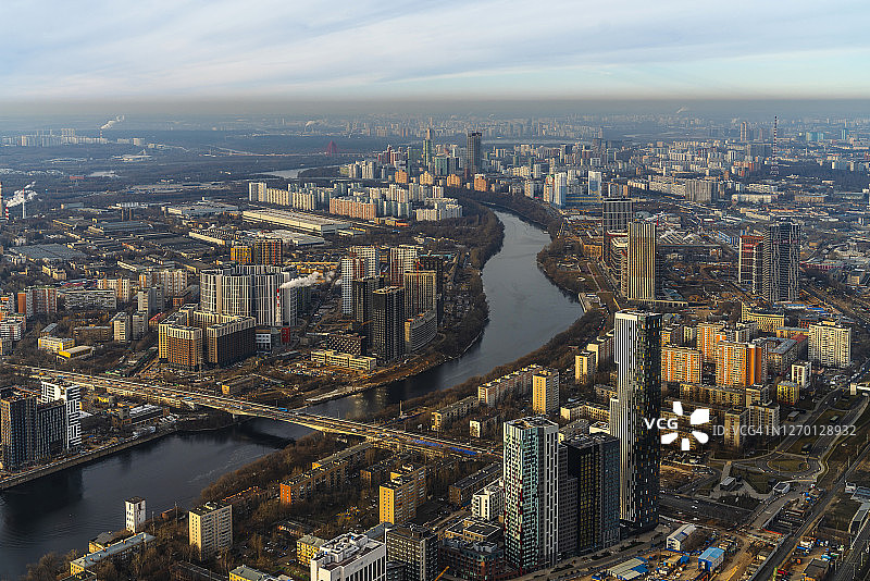 现代化大都市中的河流高角度景观图片素材