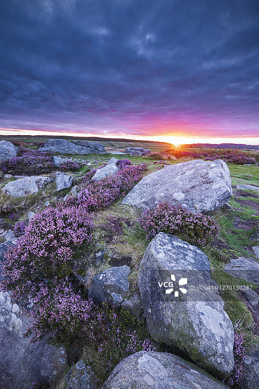 英国峰区德比郡柯巴边缘的日出图片素材