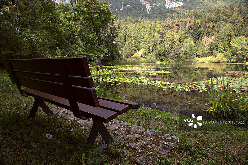 山湖畔阴凉木制长椅图片素材