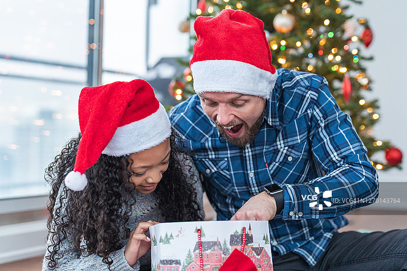 兴奋地打开圣诞节礼物图片素材