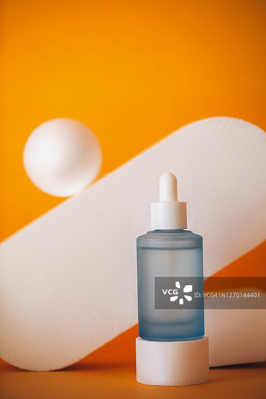 影棚内的化妆品瓶子图片素材