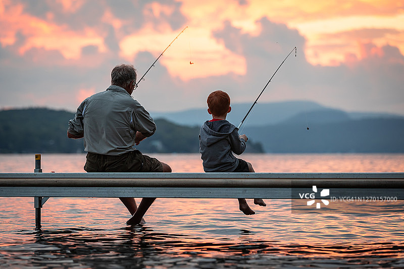 祖父和孙子在夏天钓鱼图片素材