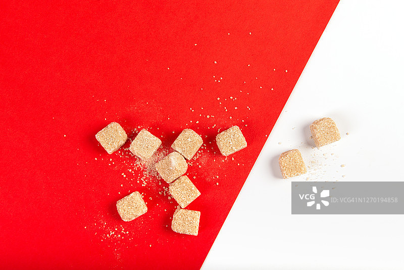 红色背景上的立方糖图片素材