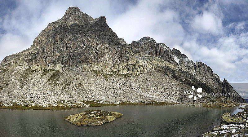 贝德雷托山谷的蓬乔内迪马尼奥山和莱皮涅高山湖泊全景图图片素材