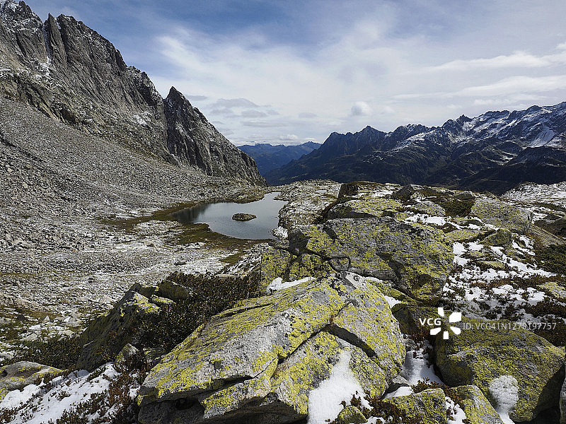 从高角度看艾罗洛市附近贝德雷托山谷的皮涅湖高山冰斗湖图片素材