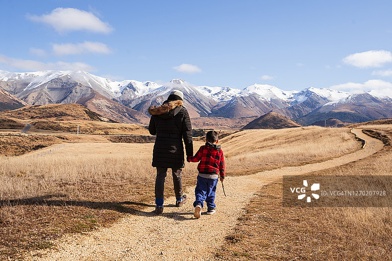 母亲与儿子行走的背影图片素材