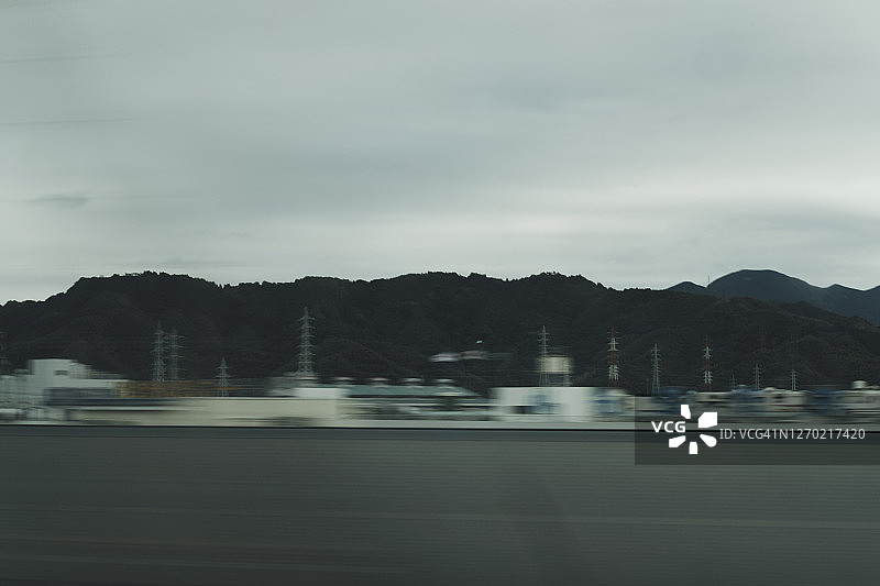 从日本铁道看到的山丘景色图片素材