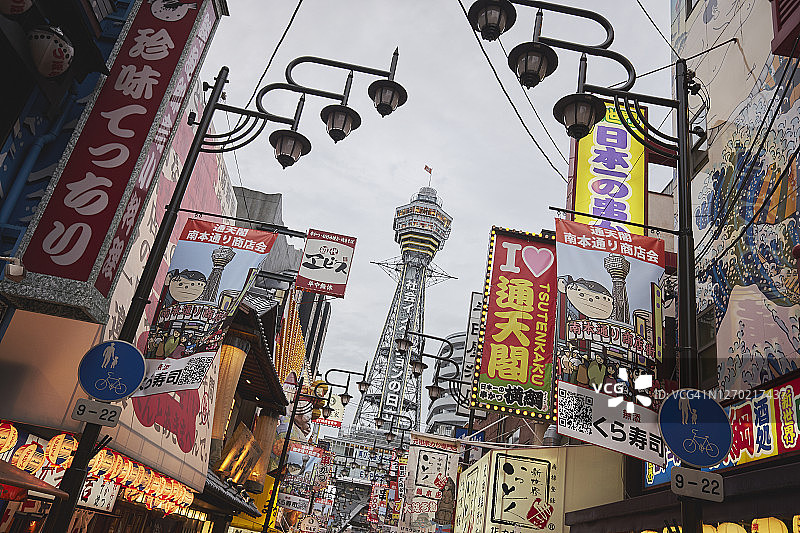 日本大阪的通天阁和广告图片素材