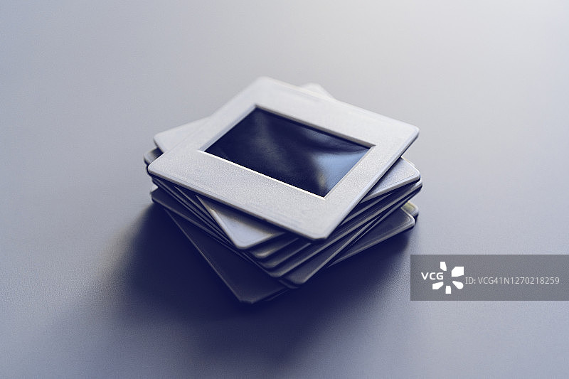 堆叠在白色背景上的摄影幻灯片图片素材