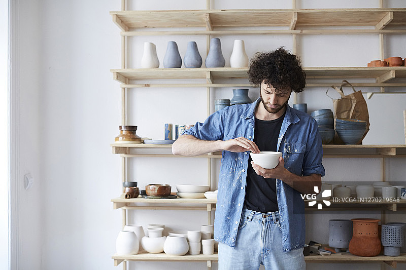 男子在艺术工作室学习陶艺图片素材
