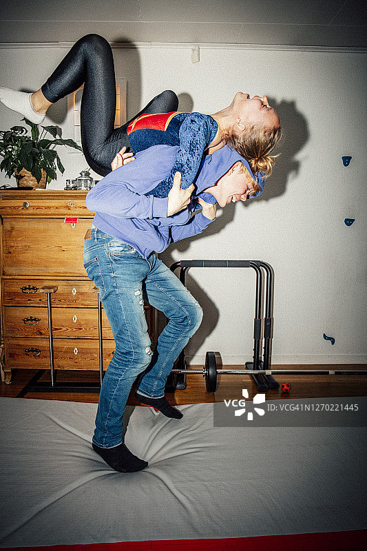 姐弟在客厅里锻炼图片素材