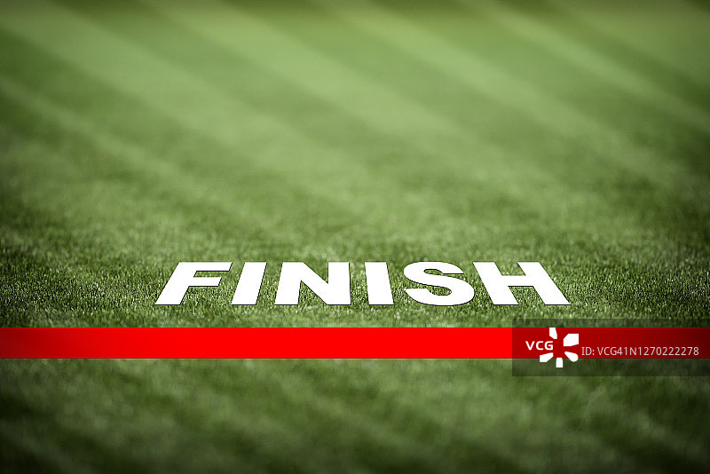 绿色草地背景上的终点线字样图片素材