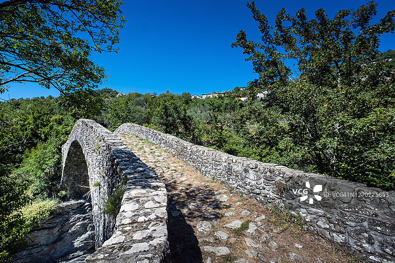 意大利托斯卡纳马萨卡拉拉蓬特雷莫利附近的罗马式桥图片素材