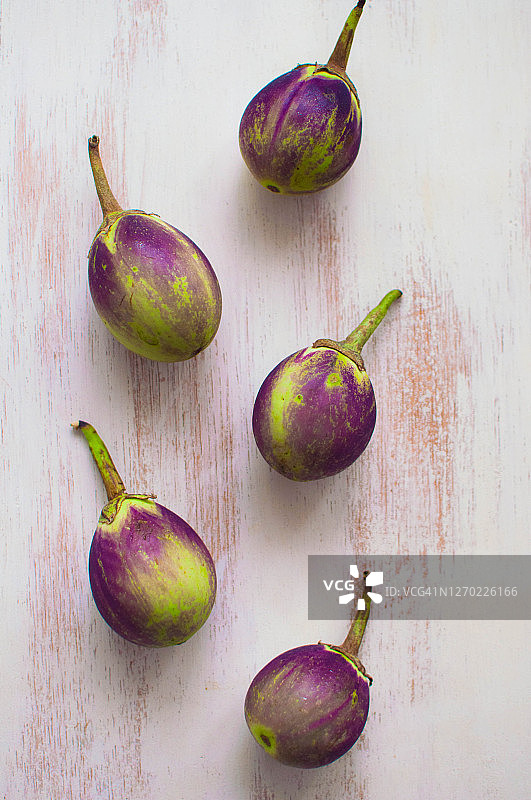 静物特写：乡村白色木桌上的泰国茄子图片素材