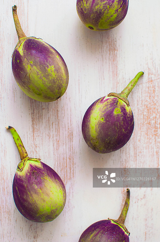 静物特写：乡村白色木桌上的泰国茄子图片素材
