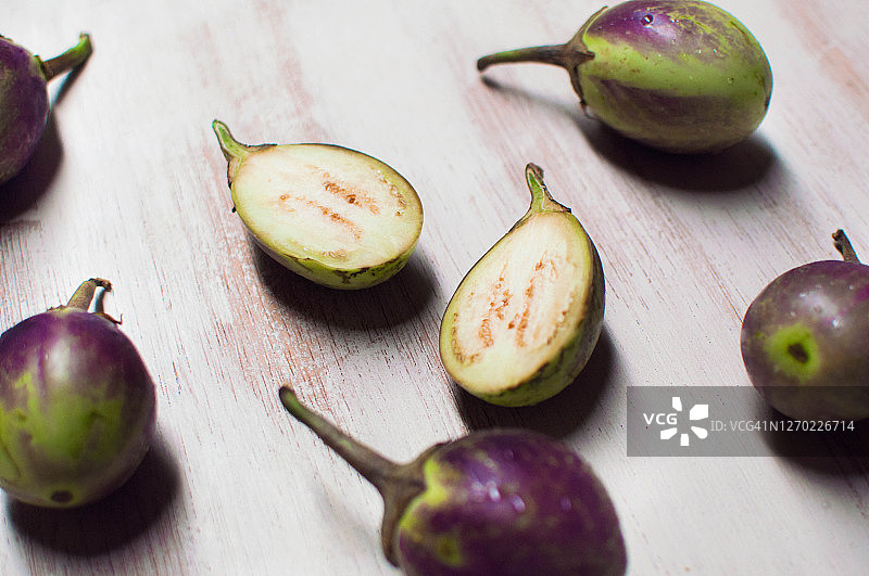 静物特写：乡村白色木桌上的泰国茄子图片素材