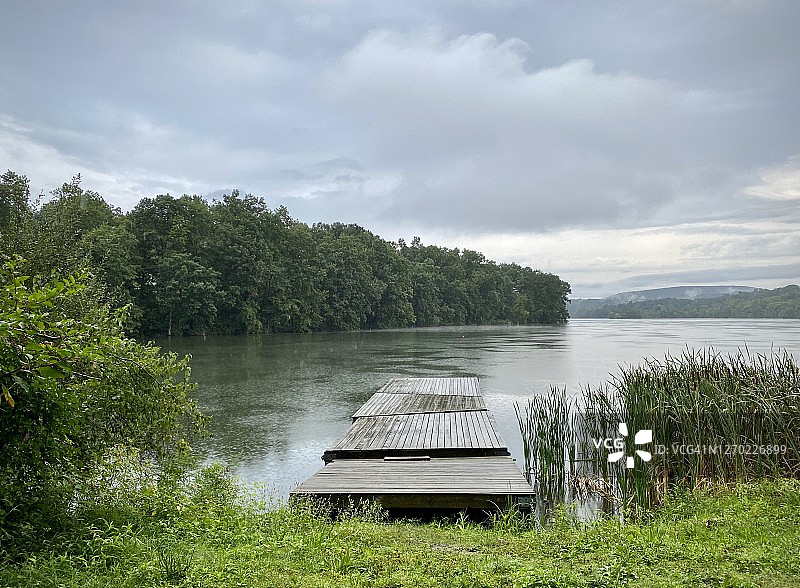 码头、森林、湖泊和雨图片素材