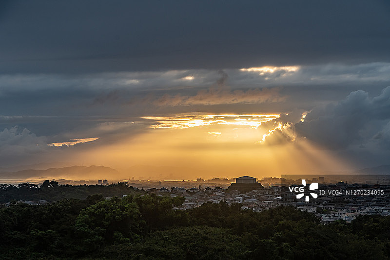日本神奈川县海边住宅区的日落光束图片素材